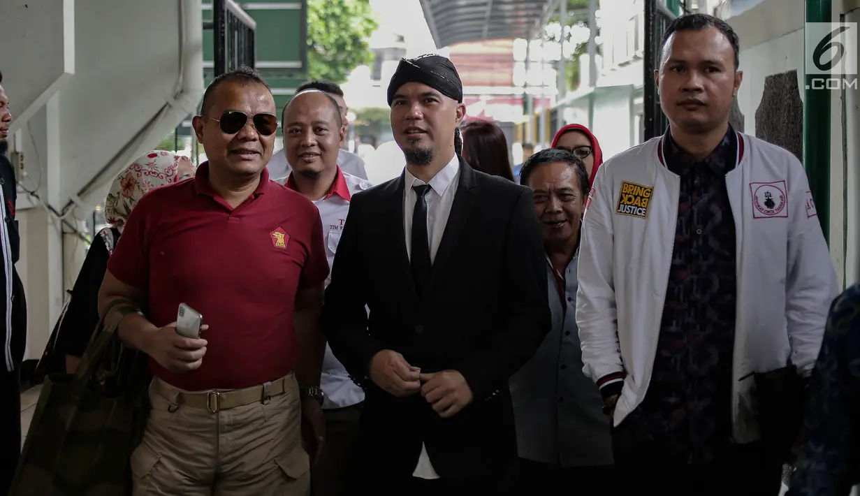Musikus Ahmad Dhani didampingi kuasa hukumnya usai menjalani sidang kedua kasus ujaran kebencian  di PN Jakarta Selatan, Senin (23/4). (Liputan6.com/Faizal Fanani)