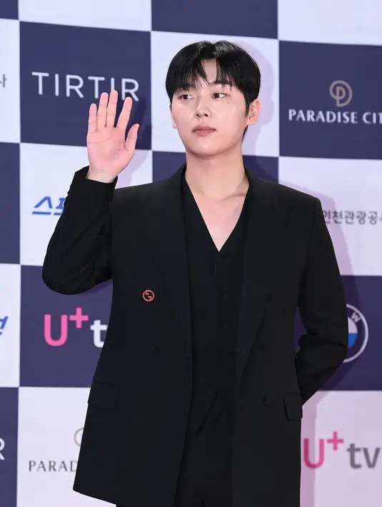 CHOI Hyun Wook mengenakan setelan formal wool gabardine hitam dan gilet senada dari koleksi Gucci Pre Fall 2024, dengan sol kulit hitam bertali di Blue Dragon Series Awards ke-3 pada 19 Juli 2024, di Incheon, Korea Selatan. [Gucci]