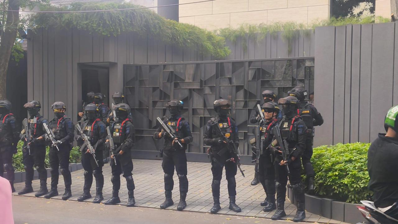 Rumah Silmy Karim Digeledah KPK, Brimob Bersenjata Lengkap Diterjunkan