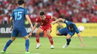 Pemain Timnas Indonesia, Rachmat Irianto (tengah) berebut bola dengan pemain Thailand, Kritsada Kaman dalam laga matchday ketiga Grup A Piala AFF 2022 di Stadion Utama Gelora Bung Karno, Senayan, Jakarta, Kamis (29/12/2022) sore WIB. (Bola.com/Bagaskara Lazuardi)