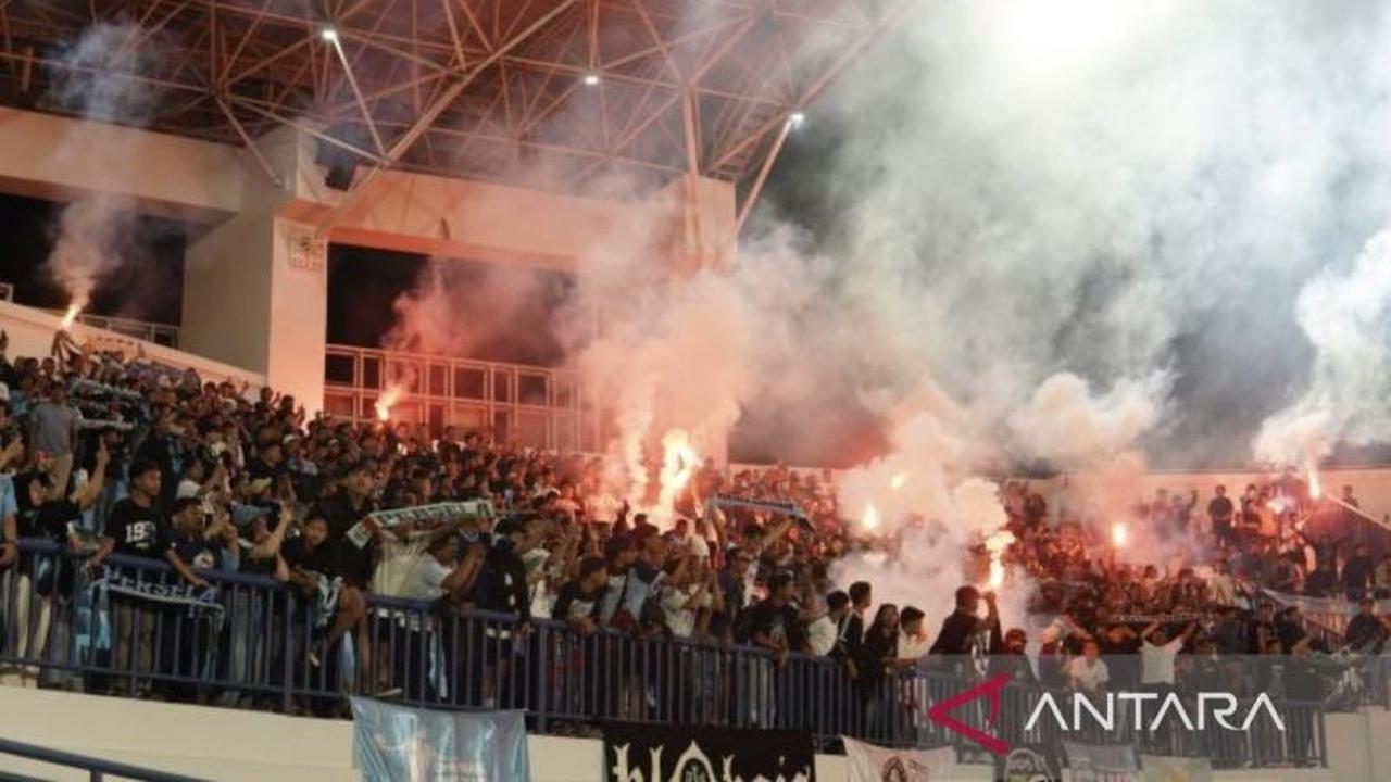 Suporter Persela Optimistis Sambut Musim Baru Usai Bebas Sanksi Penonton