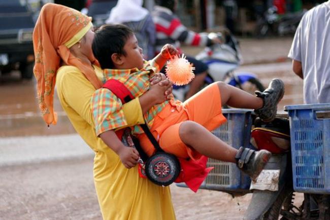 Ardi telah sembuh dan kecanduan rokok. Ia pun beraktivitas seperti anak seumurannya | Photo: Copyright anonhq.com