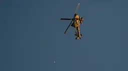 Helikopter Apache Israel menembakkan suar di Jalur Gaza, Jumat (1/12/2023). Israel kembali membombardir Jalur Gaza, disusul serangan roket dari arah Jalur Gaza. (AP Photo/Ariel Schalit)