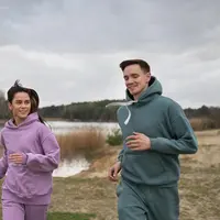 Di tengah kesibukan Jakarta, kegiatan running club membuka kesempatan untuk bertemu orang baru, bahkan mengenal seseorang yang berpotensi menjadi pasangan. (Foto/Dok: Magnific)