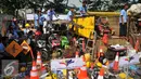 Petugas PLN mengecek peralatan kerja di Jakarta, Rabu (27/4). Hal ini dilakukan PLN sebagai upaya memonitor setiap unsur pelaksanaan pekerjaan dalam rangka memberikan pelayanan terbaik serta pasokan listrik yang handal. (Liputan6.com/Gempur M Surya)