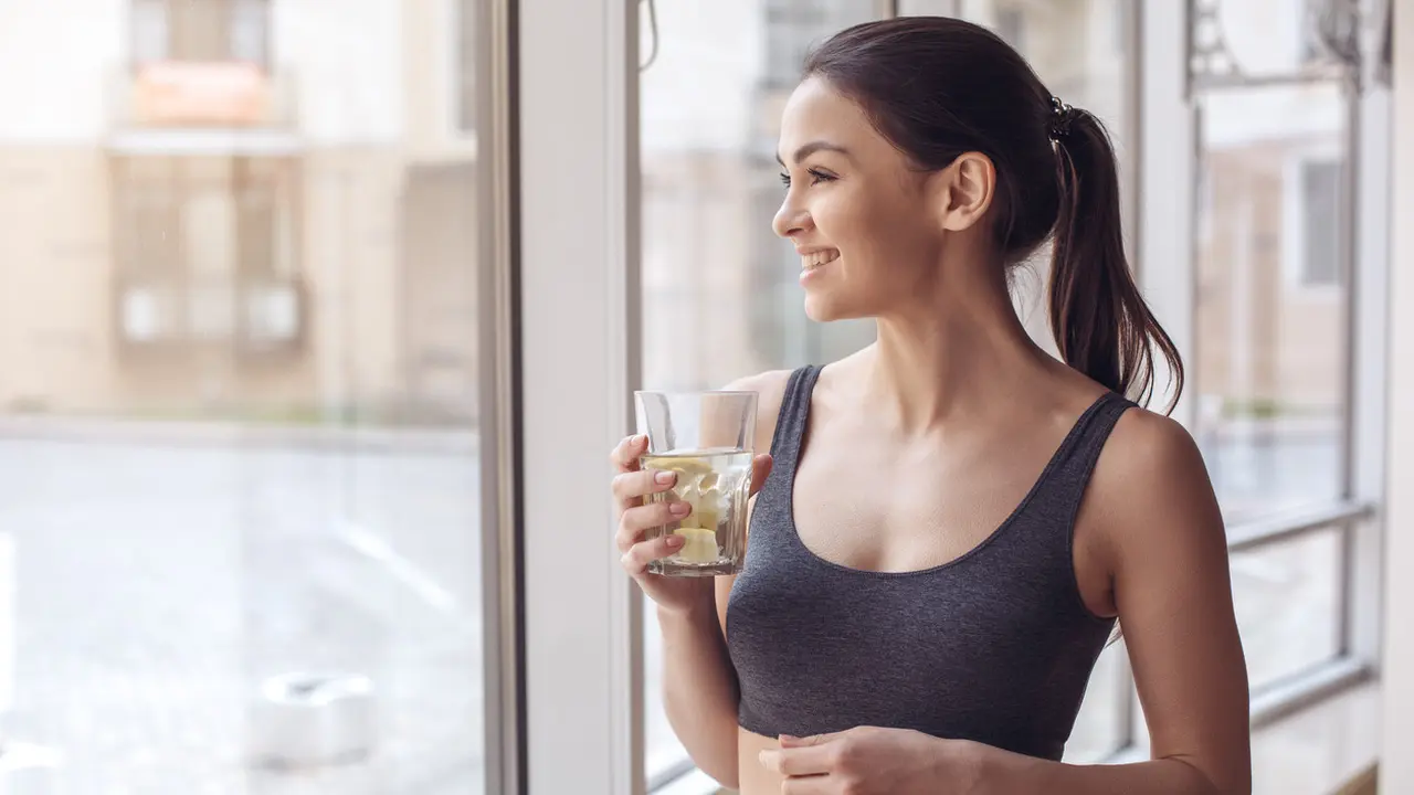 Air lemon dan perut buncit (iStock)