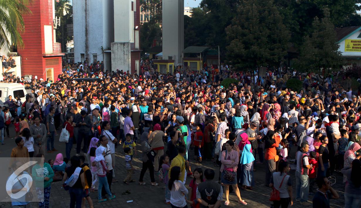 Suasana warga di halaman Taman Ismail Marzuki (TIM) saat menyaksikan Gerhana Matahari Total (GMT) 2016 di halaman Taman Ismail Marzuki (TIM), Jakarta, Rabu (9/3). Fenomena alam ini terjadi setiap 350 tahun. (Liputan6.com/Fery Pradolo)