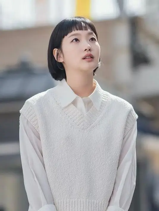 Tengah memerankan karakter Yumi dalam Drama Korea  ‘Yumi Cells’, Kim Go Eun tampak terlihat segar dengan potongan rambut bob berponi atau bob cut bangs. (Instagram/tving.official).