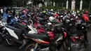 Setiap sudut pintu masuk Monumen nasional Jakarta dimanfaatkan sejumlah oknum untuk meraup keuntungan dengan menjadikannya tempat parkir liar, (30/7/2014). (Liputan6.com/Johan Tallo) 