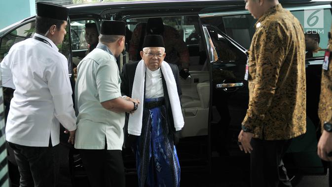 Calon Wakil Presiden dari nomor urut 01 KH Ma'ruf Amin saat tiba di Kantor Majelis Ulama Indonesia (MUI), Jakarta, Selasa (13/11). Kedatangan Ma'ruf Amin untuk memimpin rapat rutin bersama petinggi dan anggota MUI. (Merdeka.com/Iqbal S. Nugroho)