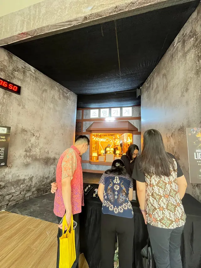 Instalasi bertajuk "Light Shop" hadir di Central Park (Dok/Fimela.com/Rianti Fitri Wulandari)