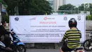 Pengendara melintas di depan spanduk sosialisasi penutupan perlintasan kereta di Jalan Angkasa, Jakarta, Minggu (15/10). Penutupan secara permanen perlintasan KA di Jalan Angkasa akan dilakukan pada 3 November mendatang. (Liputan6.com/Helmi Fithriansyah)