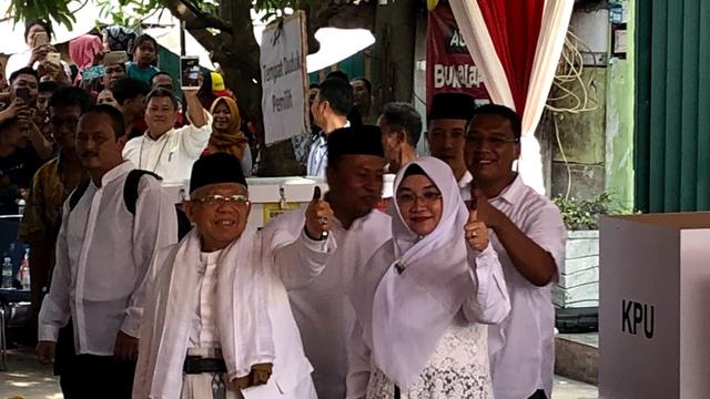 Cawapres Ma';ruf Amin usai mencoblos