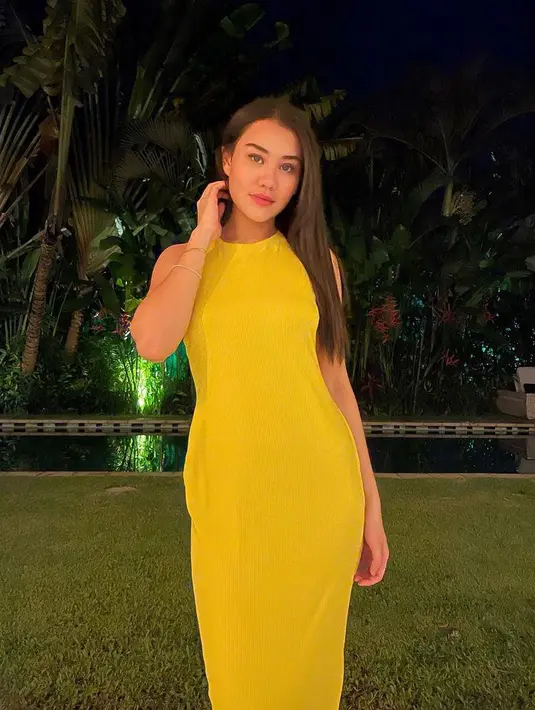 Gaya Aaliyah dengan sleeveless bodycon dress warna kuning membuat penampilannya semakin terlihat dewasa. (Instagram/Aaliyah.massaid).
