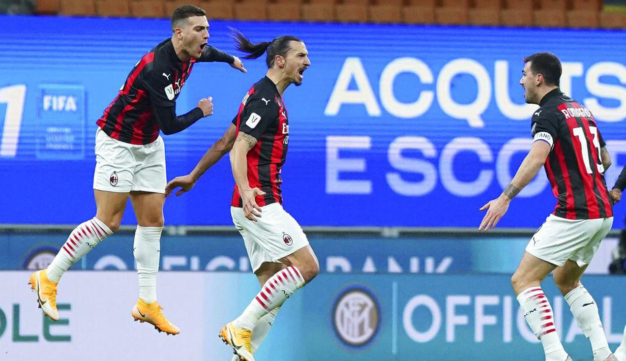 Para pemain AC Milan merayakan gol yang dicetak oleh Zlatan Ibrahimovic ke gawang Inter Milan pada laga perempat final Coppa Italia di Giuseppe Meazza, Selasa (26/1/2021). Inter Milan menang dengan skor 2-1. (Spada/LaPresse via AP)