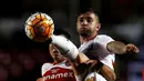 Pemain Sao Paulo Eugenio Mena (kanan) berebut  bola dengan Toluca Carlos Esquivel di Stadion Morumbi , Sao Paulo , Brasil (28/04/2016) . (REUTERS / Paulo Whitaker)