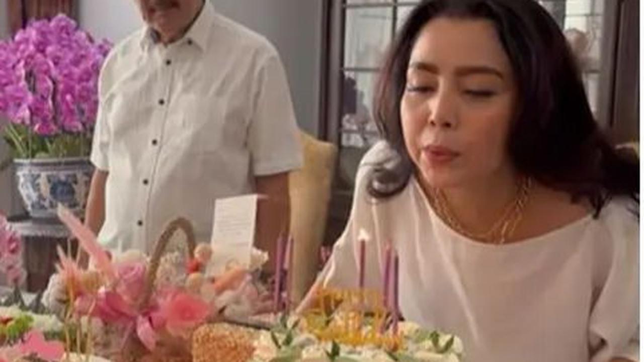 Mendapat kue ulang tahun dalam berbagai bentuk dan warna yang indah, Mayangsari penuh semangat saat meniup lilin satu per satu.