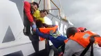 Penjaga pantai Spanyol menyelamatkan imigran asal Afrika di Laut Meditarania, sekitar 36 mil laut dari lepas pantai Libya (2/2). Penyelamatan yang dilakukan penjaga pantai Spanyol LSM Proactiva Open Arms ini sudah yang ke-112. (Reuters/Yannis Behrakis)