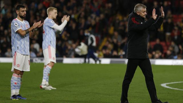 Foto: Usai Dibantai Watford, Ole Menghampiri Fans Manchester United Ditemani Sejumlah Pemain