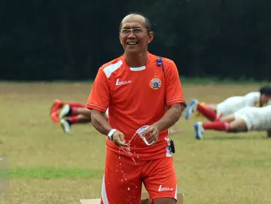 Pelatih Persija, Bambang Nurdiansyah tersenyum usai sesi latihan di NYTC PSSI, Sawangan, Depok, Sabtu (31/10/2015). Bambang Nurdiansyah menggantikan Rahmad Darmawan memimpin Persija di turnamen Piala Jenderal Sudirman. (Liputan6.com/Helmi Fithriansyah)  