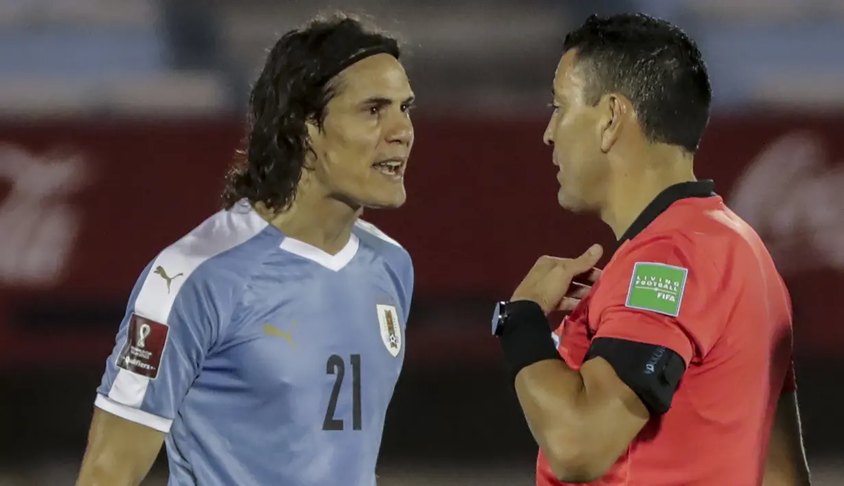 Penyerang Uruguay, Edinson Cavani, berbicara dengan wasit usai diganjar kartu merah saat menghadapi Brasil pada laga lanjutan kualifikasi Piala Dunia zona CONMEBOL di Estadio Centenario, Rabu (18/11/2020) pagi WIB. Brasil menang 2-0 atas Uruguay. (AFP/Raul Martinez/pool)