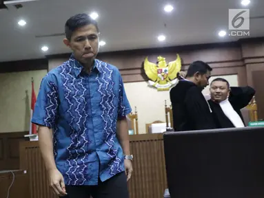 Terdakwa dugaan suap PT Krakatau Steel, Kurniawan Eddy Tjokro meninggalkan ruang sidang usai pembacaan vonis di Pengadilan Tipikor, Jakarta, Kamis (15/8/2019). Direktur PT Tjokro Bersaudara tersebut divonis 1 tahun 3 bulan penjara dan denda sebesar Rp 100 juta. (Liputan6.com/Helmi Fithriansyah)