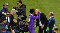 Pelatih Real Madrid, Zinedine Zidane, bersama Gelandang Real Madrid, Isco melakukan selebrasi usai mengalahkan Juventus pada laga final Liga Champions di Stadion Millennium, Cardiff, Sabtu (3/06/2017). Real Madrid menang 4-1. (AFP/Ben Stansall)