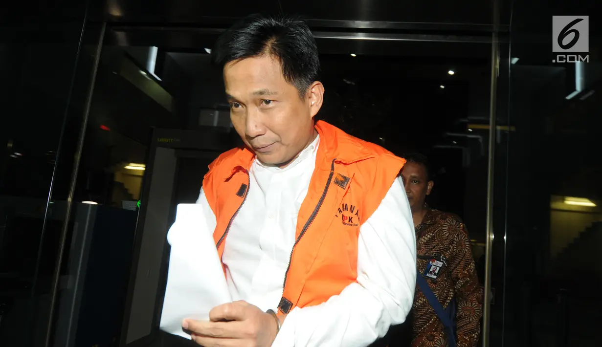 Anggota DPR Fraksi Golkar Bowo Sidik Pangarso usai menjalani pemeriksaan perdana di Gedung KPK, Jakarta, Selasa (2/4). Bowo diperiksa sebagai tersangka dugaan menerima suap terkait kerja sama pengangkutan pupuk melalui kapal. (merdeka.com/Dwi Narwoko)