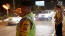 Polisi bersenjata berjaga di pos pelayanan terpadu Operasi Ketupat Lodaya 2019, Jalan Raya Pantura, Cirebon, Jawa Barat, Sabtu (1/6/2019). Objek pengamanan dalam Operasi Ketupat Tahun 2019 antara lain terminal, objek wisata, pelabuhan, stasiun kereta api, dan bandara. (Liputan6.com/Herman Zakharia)