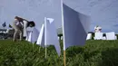 Bendera putih menutupi lapangan sebagai bagian dari protes terhadap kebijakan kesehatan pemerintah di luar Kongres di Brasilia, Jumat (15/10/2021). Sebanyak 600 bendera, masing-masing dengan nama seseorang, mewakili 600.000 korban yang telah meninggal COVID-19 di Brasil. (AP Photo/Eraldo Peres)
