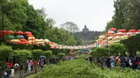 Pengunjung Candi Borobudur berjalan tertib dan rapi menuju candi terbesar di dunia ini. (foto : Liputan6.com/fajar abrori)