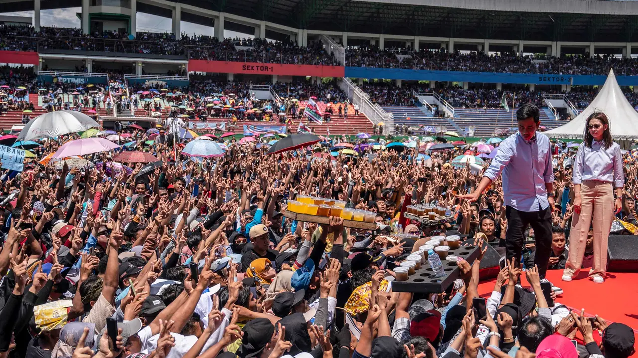 Gibran Rakabuming Raka Sapa Pendukungnya di Stadion Delta Sidoarjo