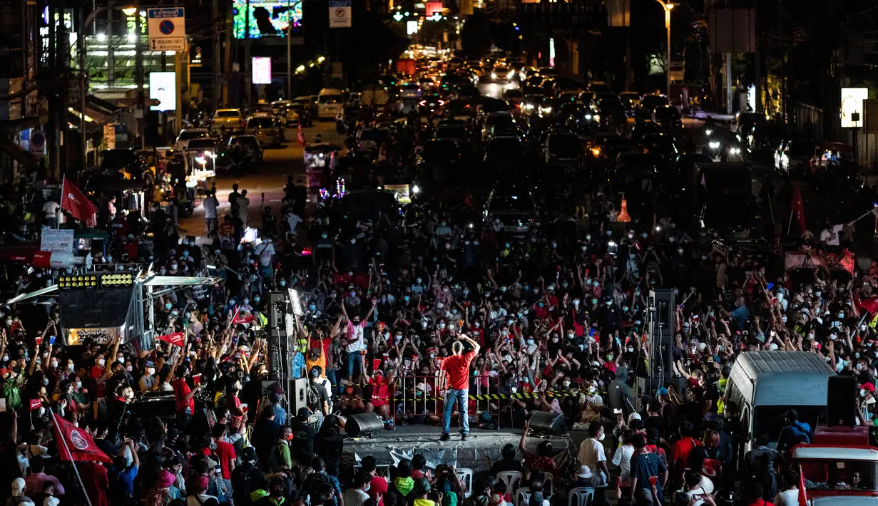 Pemimpin aksi Nattawut Saikuar (tengah) berbicara di hadapan massa selama demonstrasi di Bangkok, Thailand, Minggu (6/9/2021). (AFP/Jack Taylor)