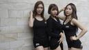 Tiga orang gadis ring One Championship berpose saat sesi foto di Hotel Century, Jakarta, Jumat (18/1). Ketiganya akan bertugas pada gelaran One Championship di Istora Senayan pada Sabtu (19/1) besok. (Bola.com/Vitalis Yogi Trisna)