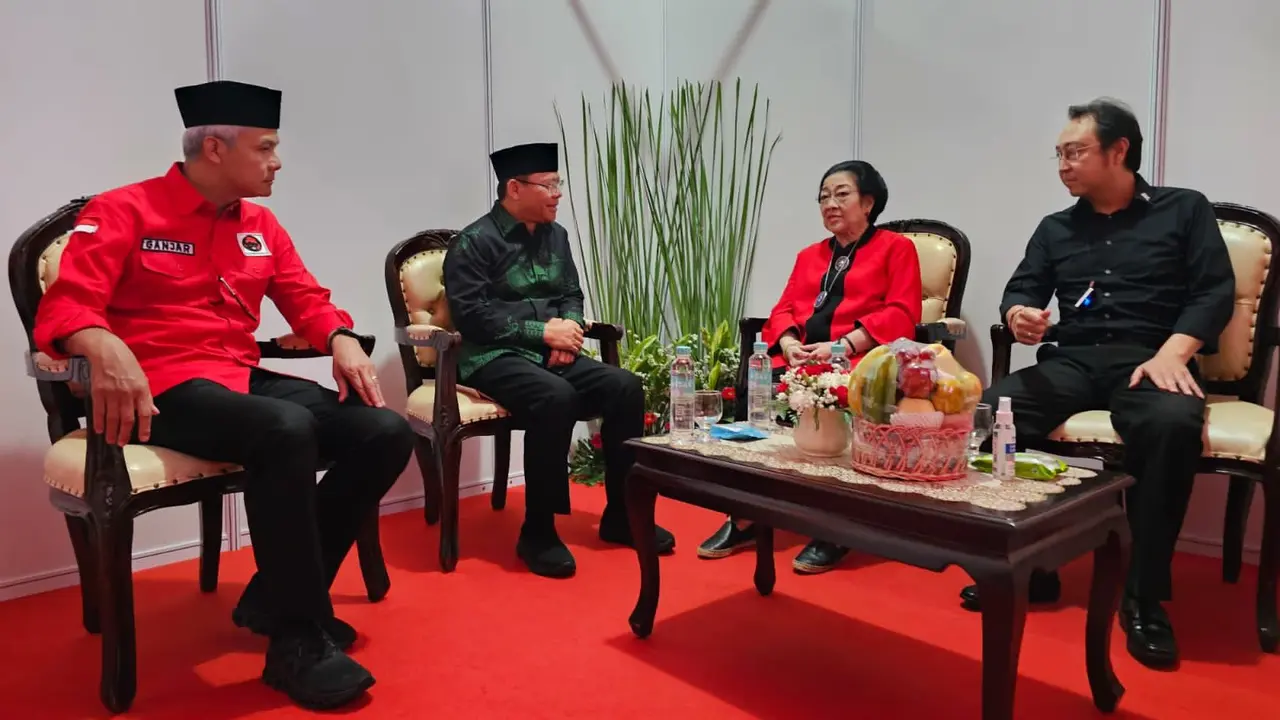 Calon presiden (capres) PDI Perjuangan Ganjar Pranowo hadir dalam Puncak Peringatan Bulan Bung Karno di Stadion Utama Gelora Bung Karno (GBK), Senayan, Jakarta.