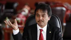 Mantan Menpora Roy Suryo menyebut rekaman percakapan pengaturan skor pertandingan sepakbola dilakukan di lantai tiga Kemenpora. Pakar telematika itu membuktikannya dengan melacak hasil rekaman yang beredar di media massa dengan metode CDRI (Call Data Reco