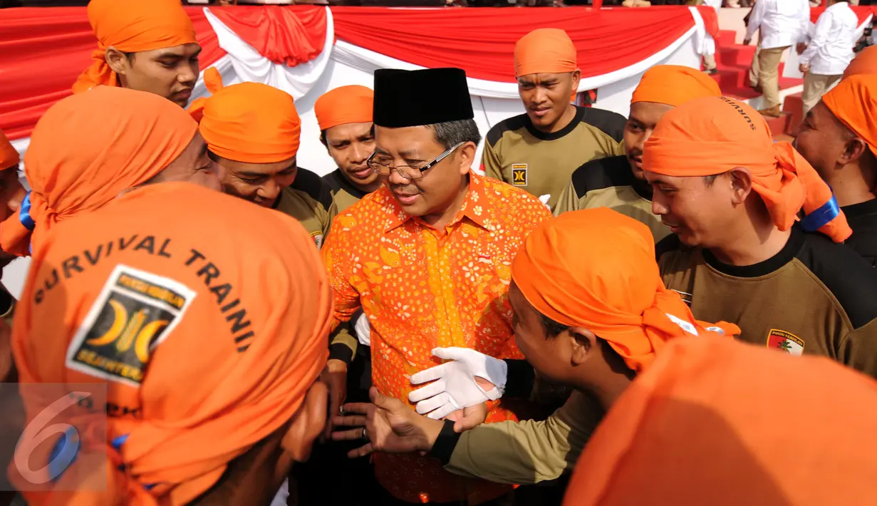 Presiden PKS, SohibulIman (berpeci) dikerumuni kadernya usai upacara pengibaran bendera HUT RI ke-70 di Lapangan Nusantara Polo Club, Bogor, Jawa Barat, Senin (17/8/2015). (Liputan6.com/Helmi Fithriansyah)