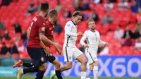 Jack Grealish saat mengontrol bola di pertahanan Republik Ceko (AFP)