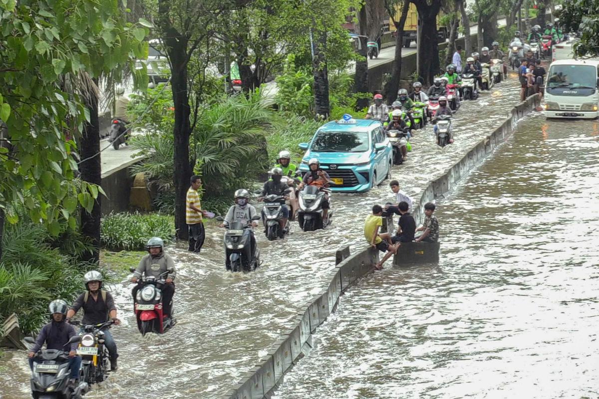 FOTO: Banjir Rendam Jalan Daan Mogot Lalu Lintas Tersendat