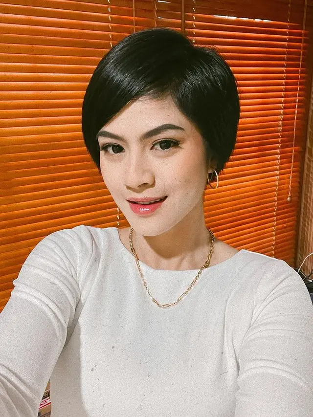 Potong Rambut Super Pendek, Ini 6 Potret Terbaru Hana Saraswati yang Curi Perhatian