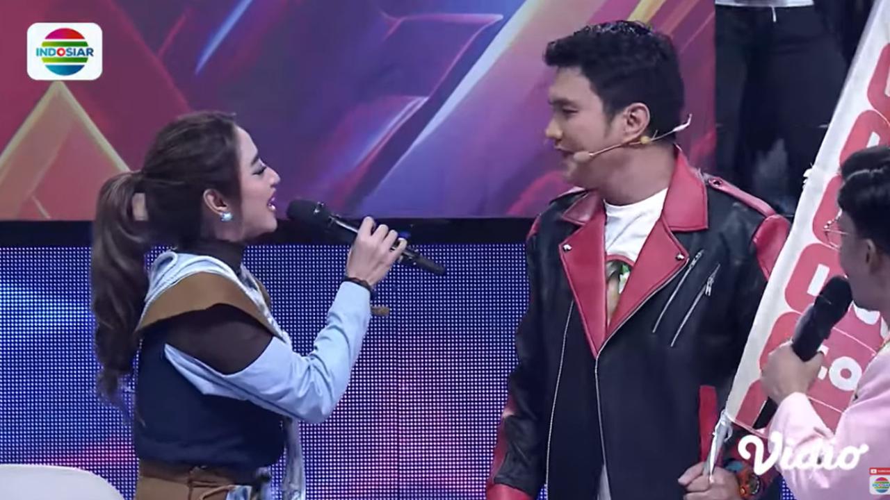 Dewi Perssik kemudian bicara kepada Aldi Taher. Dia menyinggung soal CLBK yang langsung membuat penonton riuh.<br>