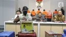 Selain menyita uang, KPK juga menahan enam tersangka yang diduga melakukan praktik suap dan gratifikasi di lingkungan Provinsi Kalimantan Selatan. (Liputan6.com/Herman Zakharia)