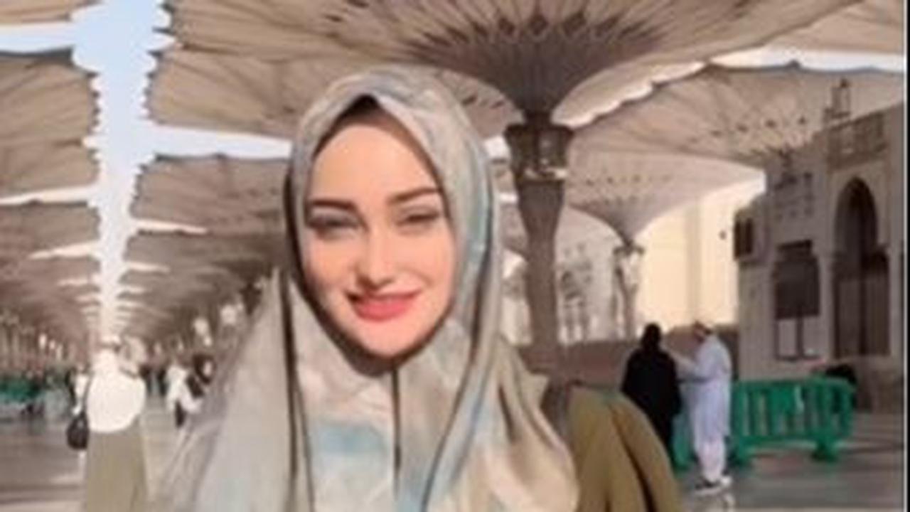 Wanita cantik berdarah Selandia Baru tersebut belum lama ini mengunggah dokumentasi selama beribadah Umrah ke Madinah, Arab Saudi.
