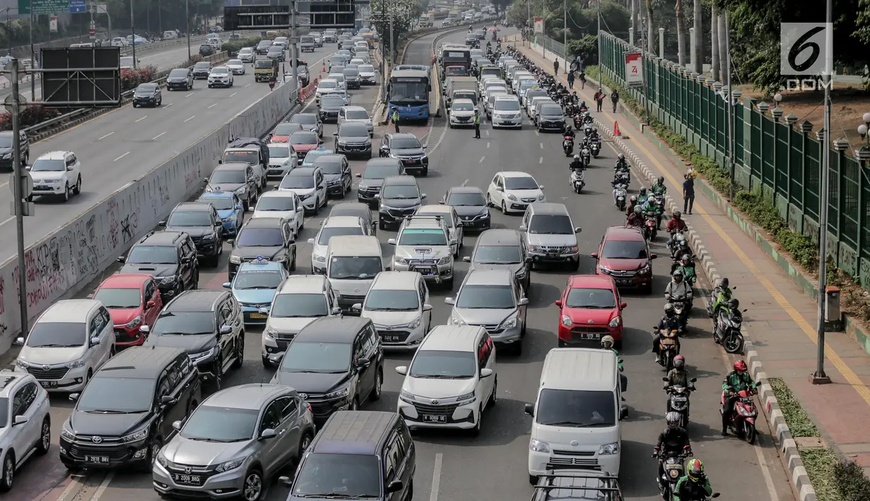 Sejumlah kendaraan terjebak kemacetan di sekitar Gedung DPR/MPR RI, Jakarat, Selasa (24/9/2019). Kemacetan tersebut diakibatkan aksi demo yang dilakukan mahasiswa dengan buruh tani. (liputan6.com/Faizal Fanani)