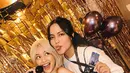 Ia juga tampak mengenakan wig warna pirang menyerupai karakter yang diperankan Miley Cyrus tersebut. [@hanggini].
