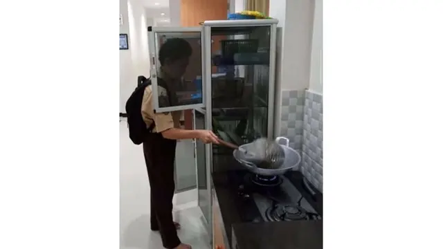 6 Kelakuan Kocak Saat Bocah di Dapur Ini Bikin Geleng Kepala