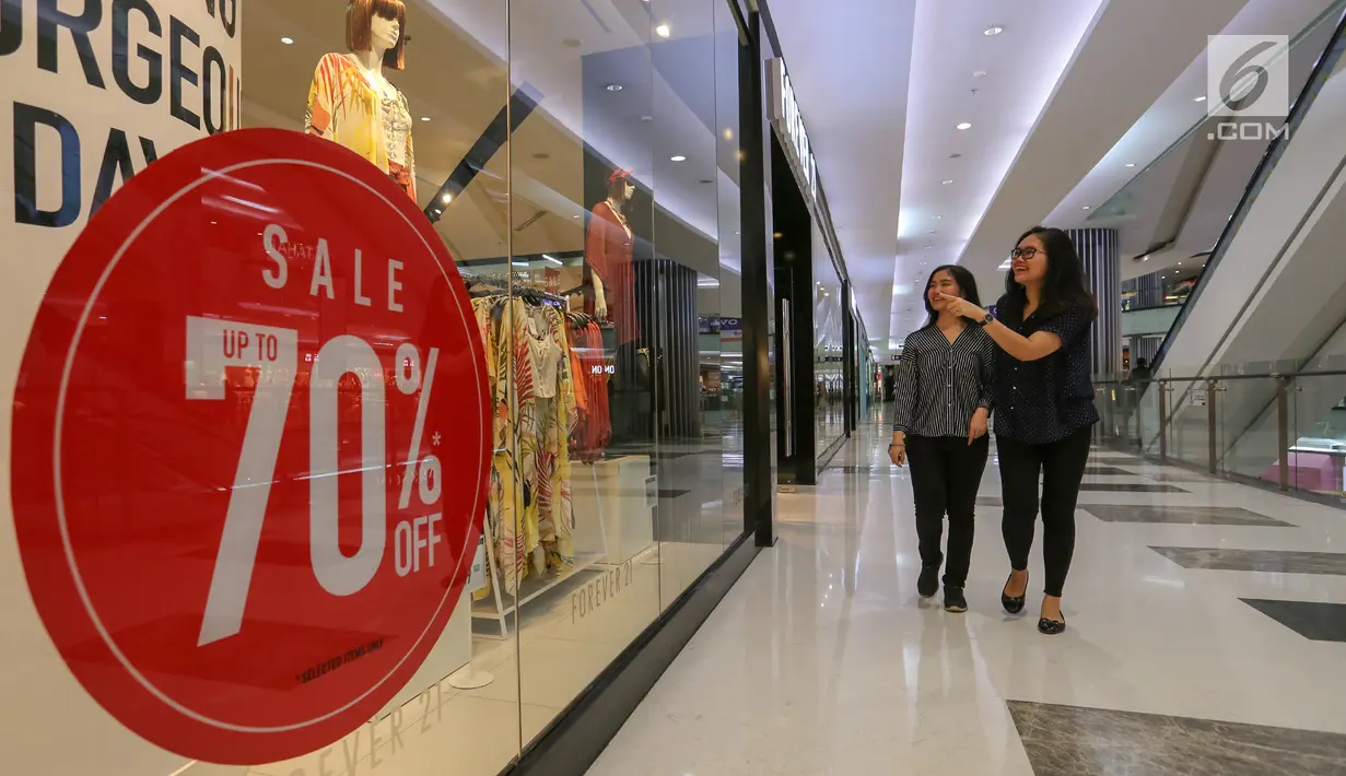 Pengunjung melintasi depan tenant fashion di Lippo Mall Puri, Jakarta, Jumat (24/5/2019). Untuk menarik pengunjung dalam rangka Festival Jakarta Great Sale, berbagai diskon ditawarkan dari pukul 20.00 hingga 00.00 dalam Midsummer Night Sale. (Liputan6.com/Fery Pradolo)
