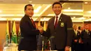 Ketua KONI Pusat, Tono Suratman (kiri) bersalaman dengan Ketua Umum PP PBSI, Wiranto usai upacara pelantikan pengurus PP PBSI di Jakarta, Kamis (19/1). Wiranto resmi menjabat sebagai Ketua Umum PP PBSI periode 2016-2020. (Liputan6.com/Helmi Fithriansyah)