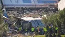 Petugas layanan darurat mengevakuasi dan memberikan pertolongan kepada korban di lokasi tabrakan dua kereta di Urda, Spanyol, Rabu (28/10/2026). (AP Photo/Manu Fernandez)