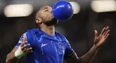 Pemain Chelsea, Christopher Nkunku melakukan selebrasi dengan meniup balon setelah mencetak gol ke gawang Southampton dalam laga lanjutan Liga Inggris 2024/2025 di Stamford Bridge, London, Rabu (26/02/2025) WIB. (AP Photo/John Walton)